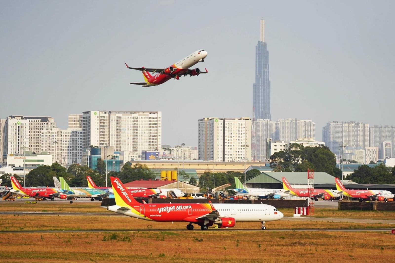 tau-bay-vietjet-1646963283.jpg