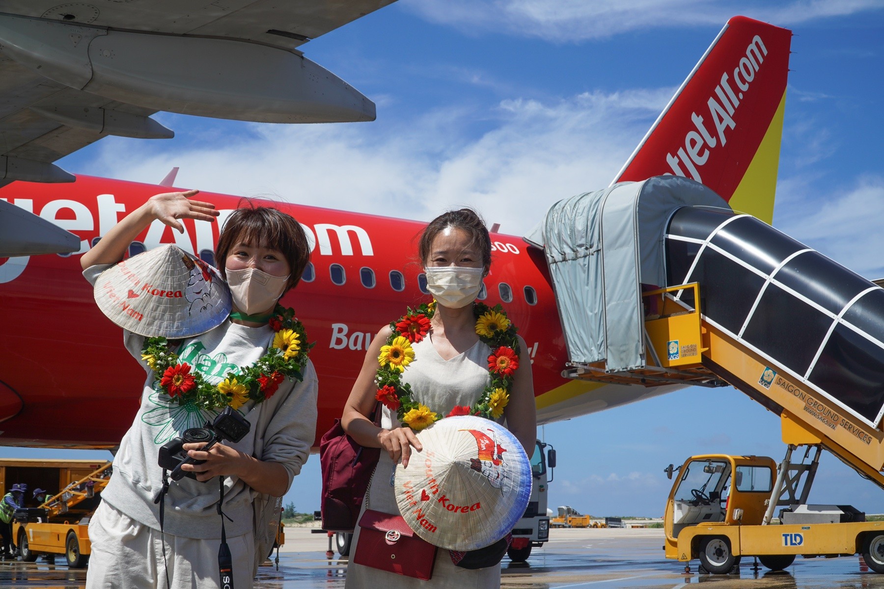 vietjet-chao-don-du-khach-han-quoc-den-voi-vietnam-korean-travelers-arrived-in-vietnam-on-vietjets-flight-1657509153.jpg