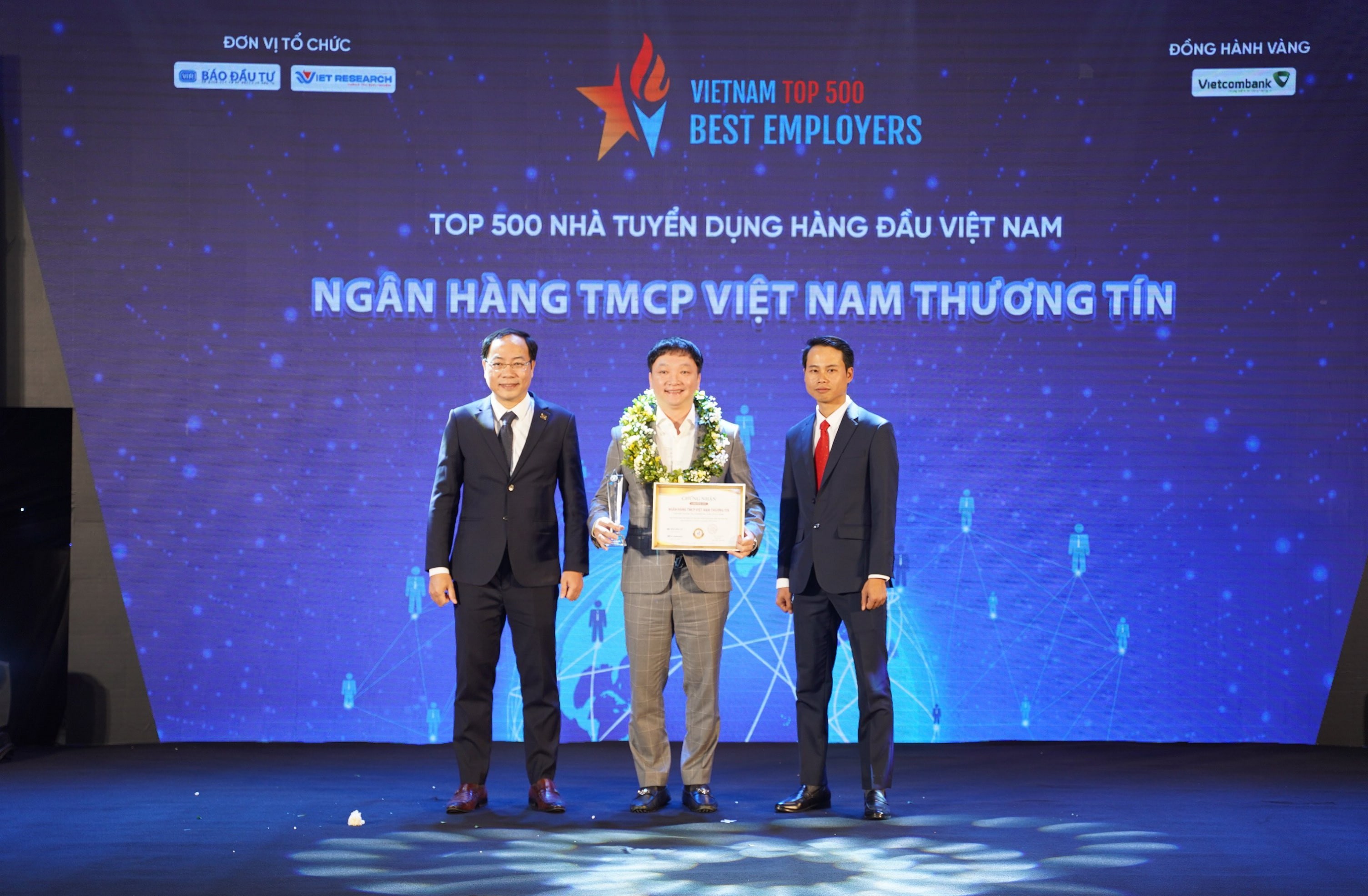 dai-dien-vietbank-nhan-giai-top-500-nha-tuyen-dung-min-1671676978.jpg