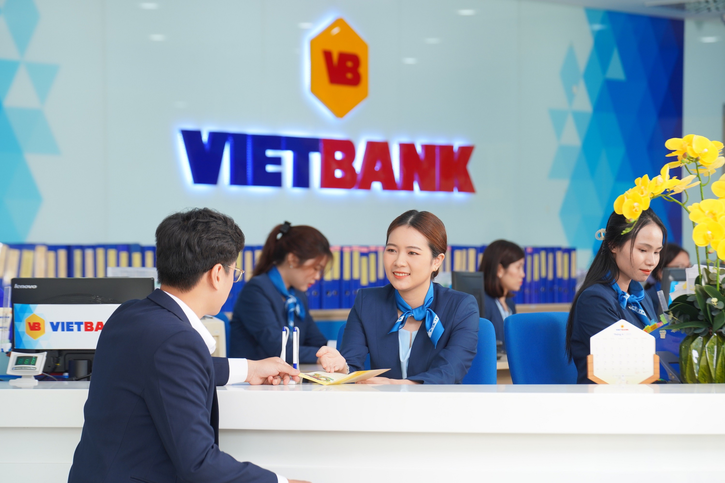 2-vietbank-canh-giao-dich-1682391499.JPG