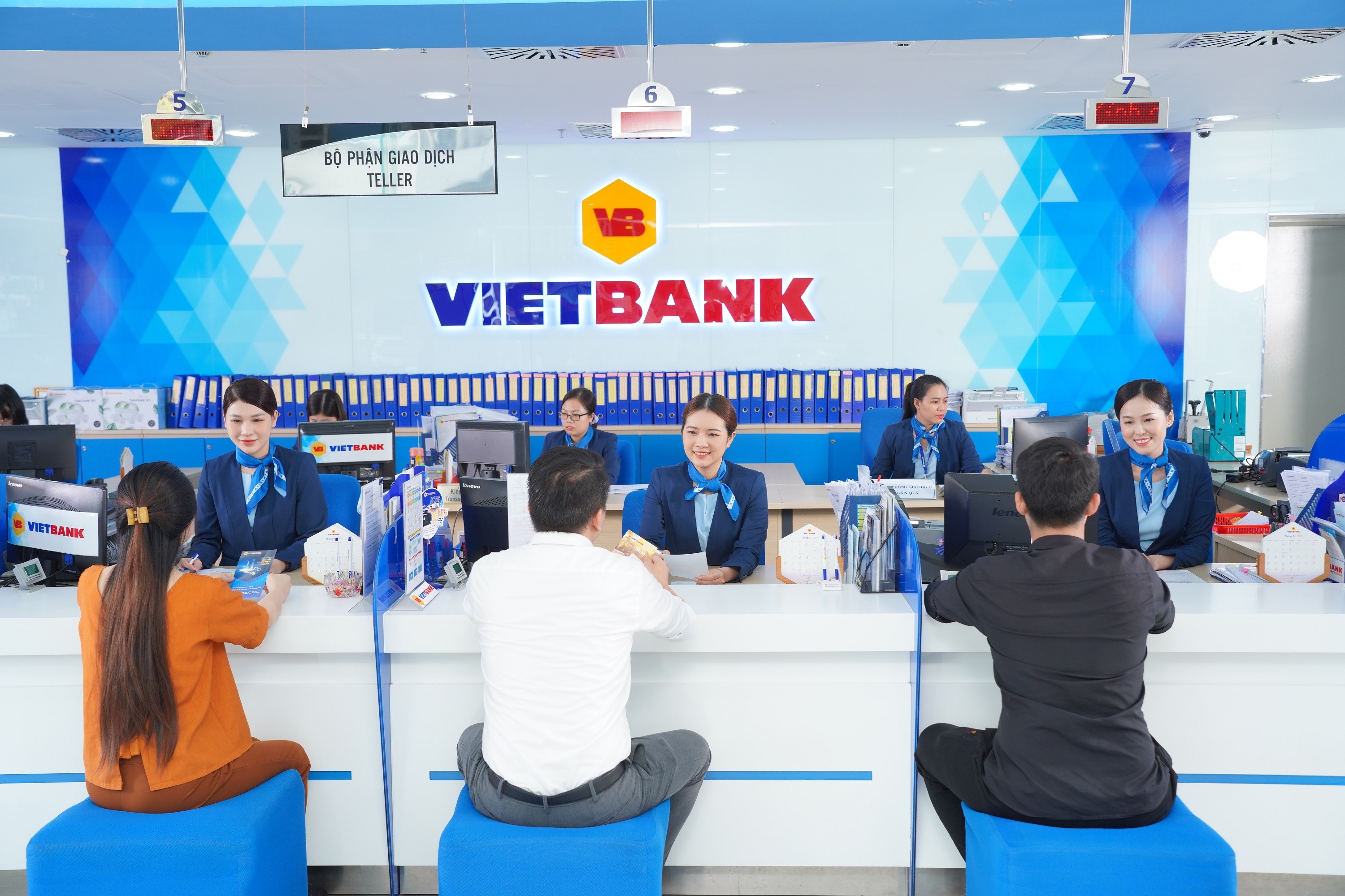 3-vietbank-canh-giao-dich-1682391499.JPG