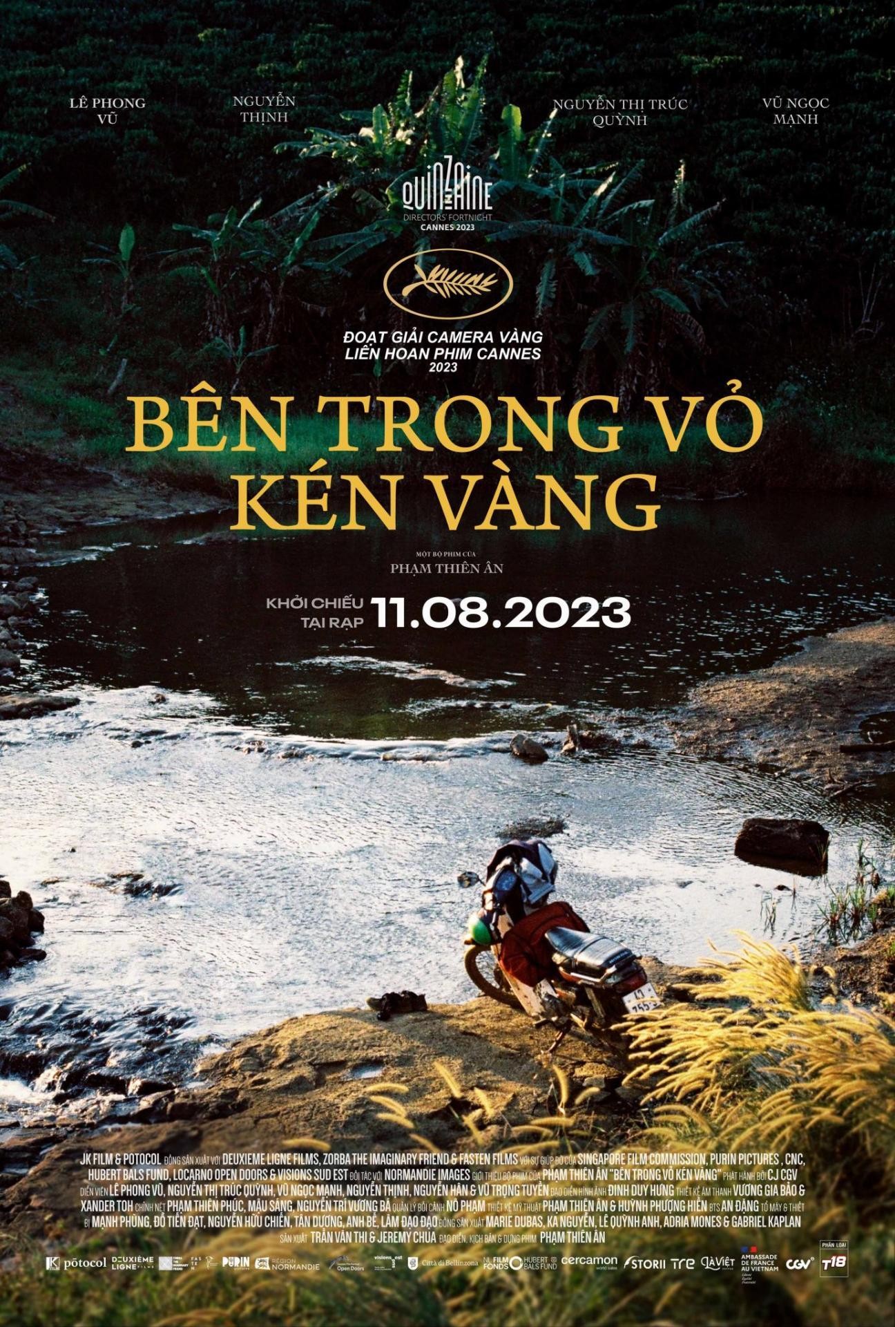 poster-ben-trong-vo-ken-vang-1690789736.jpg