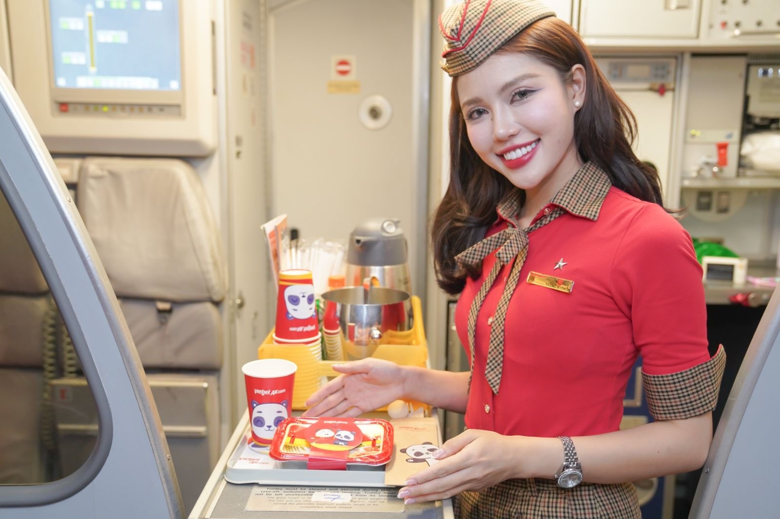 vj-cabincrew-1723173082.JPG