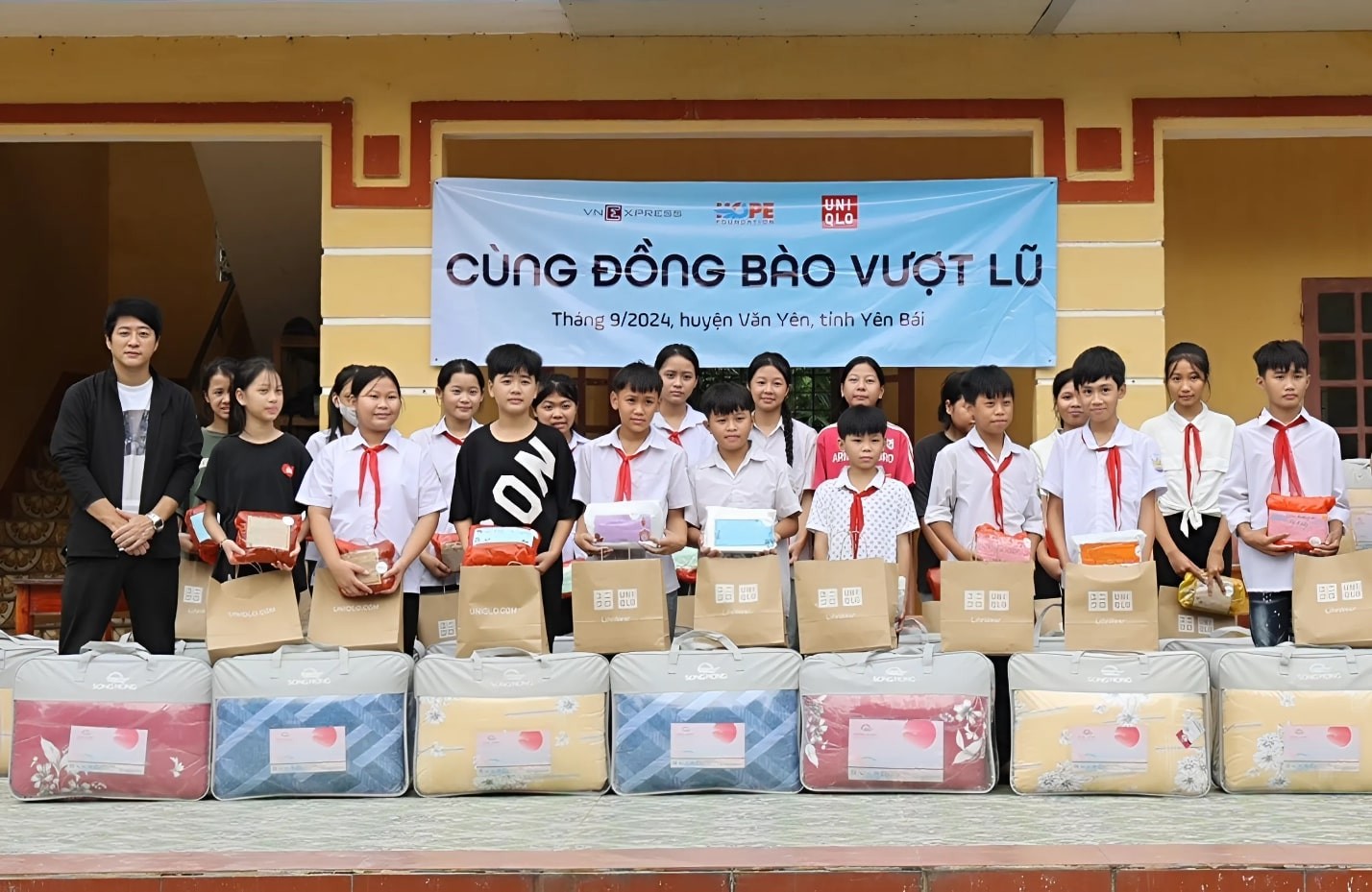 uniqlo-viet-nam-dong-hanh-cung-quy-hy-vong-hope-foundation-mang-den-cac-phan-qua-cho-cac-em-hoc-sinh-tai-khu-vuc-chiu-anh-huong-boi-bao-so-3-1727339381.jpg