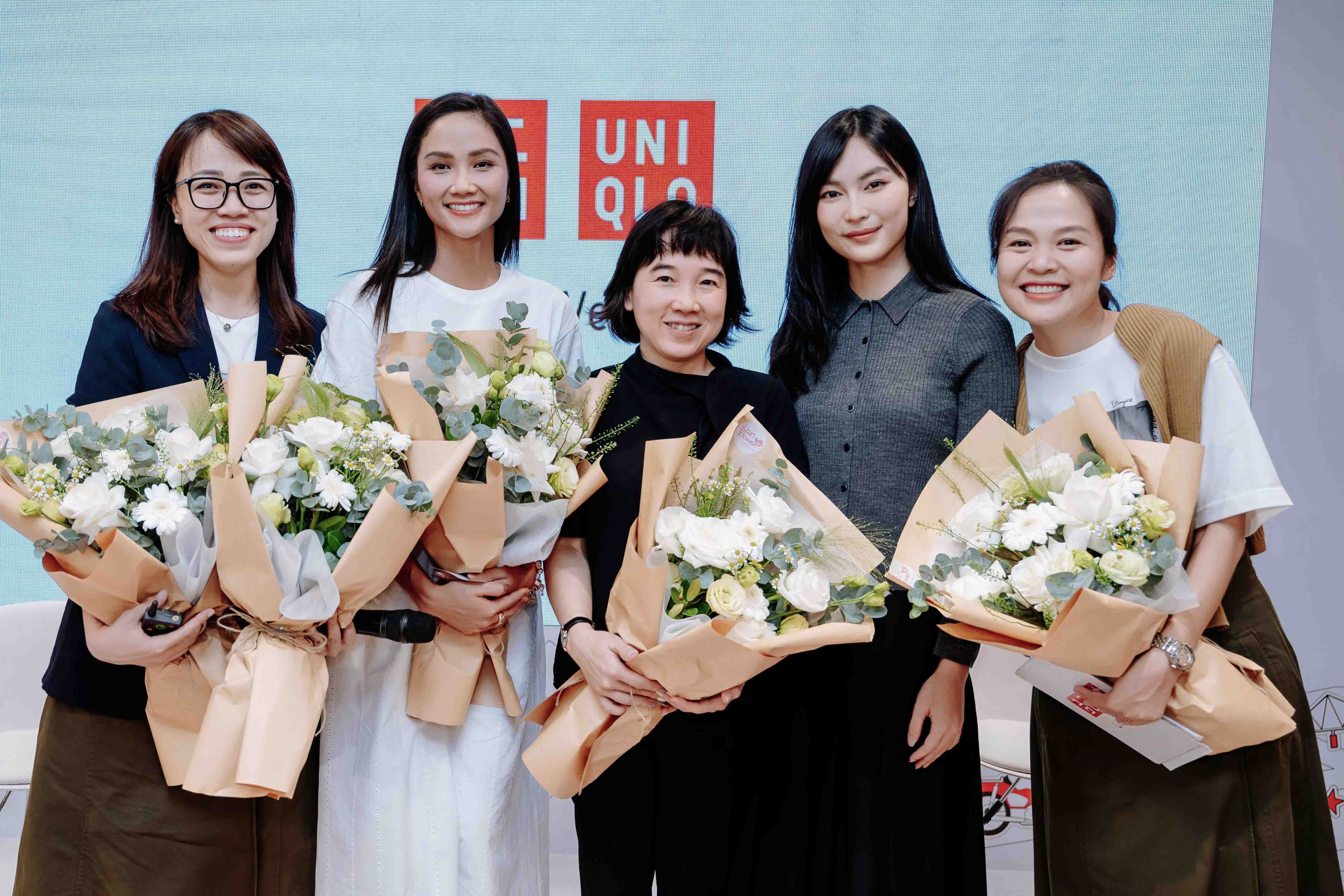 ba-tong-kim-ngan-giam-doc-marketing-cua-uniqlo-viet-nam-tang-hoa-de-gui-loi-cam-on-den-cac-doi-tac-dong-hanh-1732669969.jpg