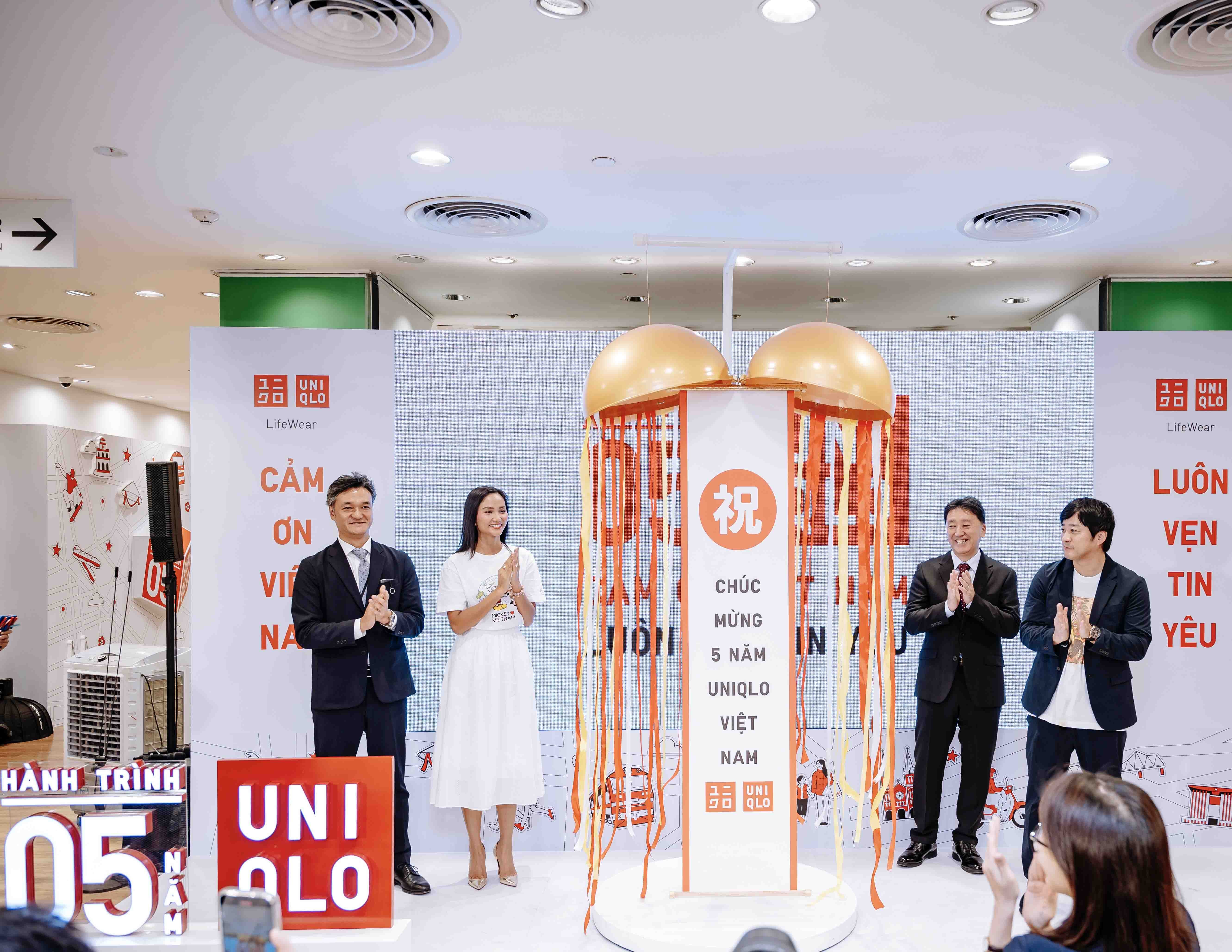 uniqlo-ky-niem-cot-moc-5-nam-tai-viet-nam-1732669969.jpg