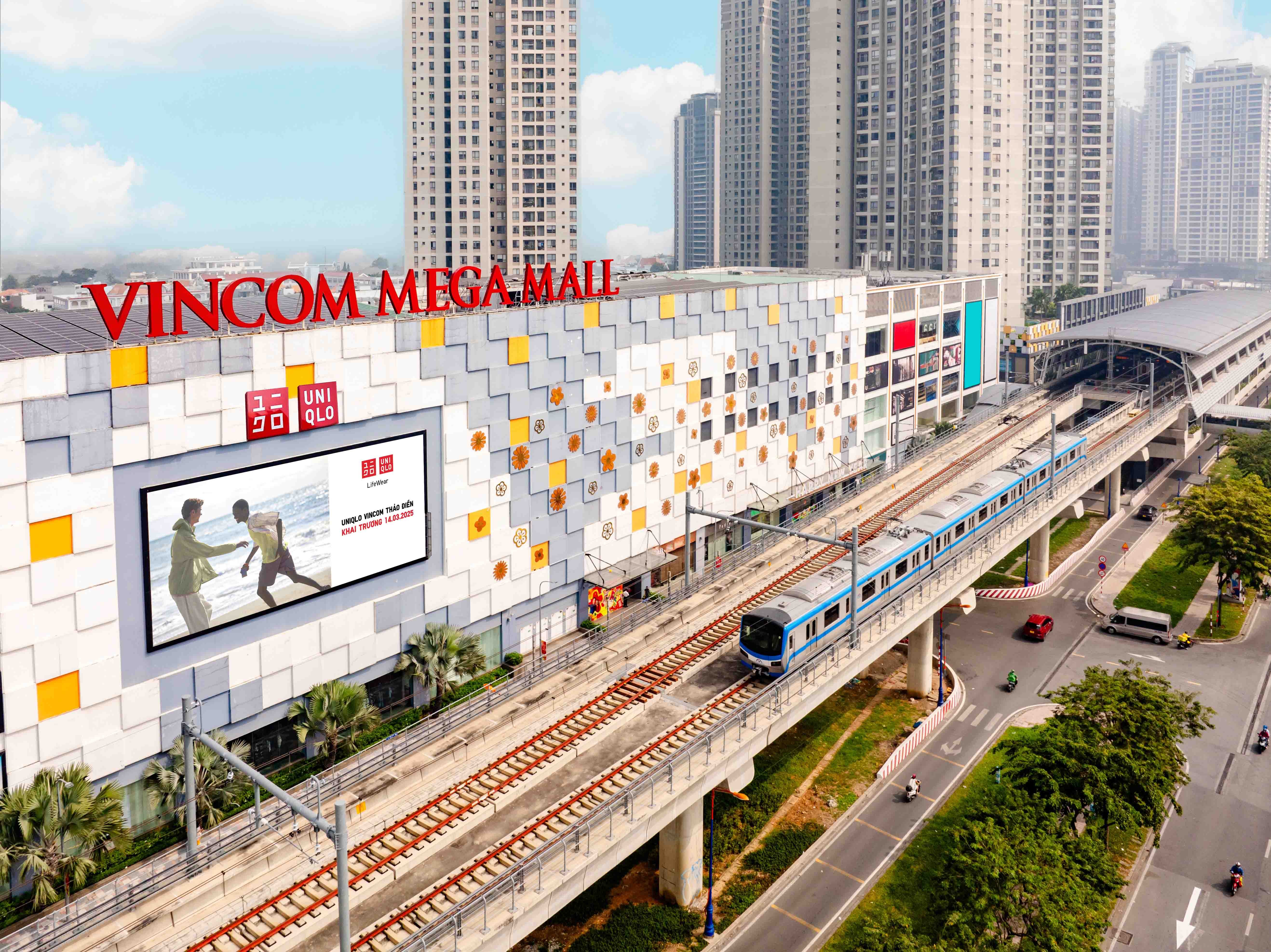 1-uniqlo-khai-truong-cua-thu-28-tai-tttm-vincom-mega-mall-thao-dien-vao-ngay-7-thang-3-1739329487.jpg