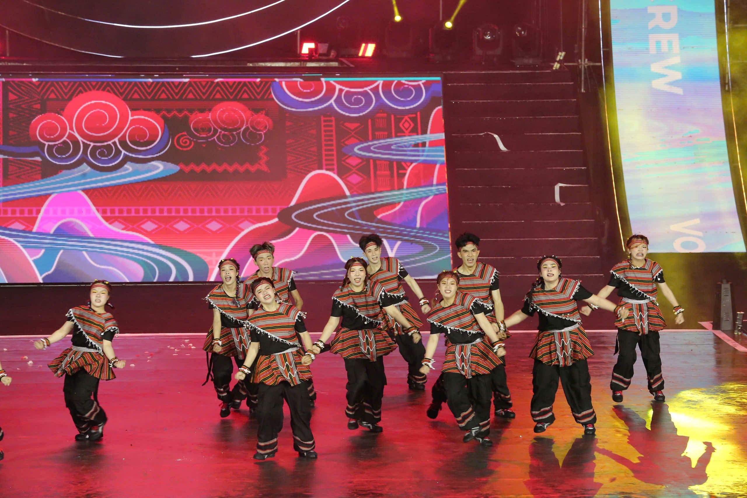 1745979827-nho-m-vortex-dance-crew-qua-n-qua-n-ba-ng-c-4-1746098174.jpg