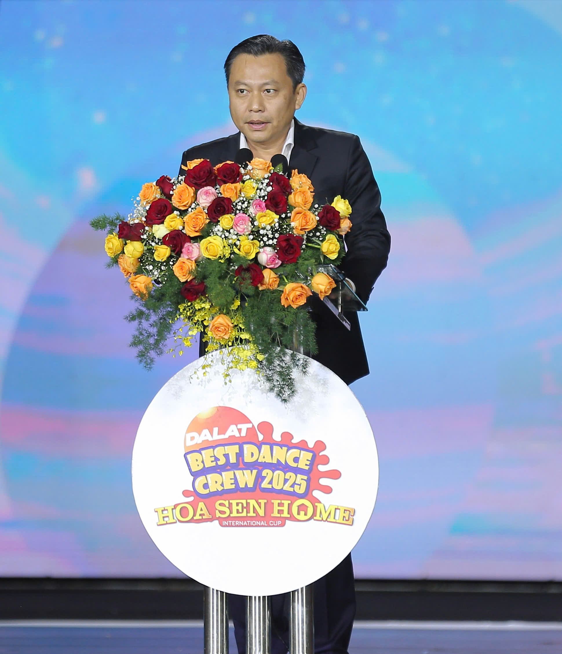 1745979827-o-ng-nguye-n-ngo-c-huy-pho-to-ng-gia-m-o-c-tru-c-ta-p-oa-n-hoa-sen-2-1746098174.jpg