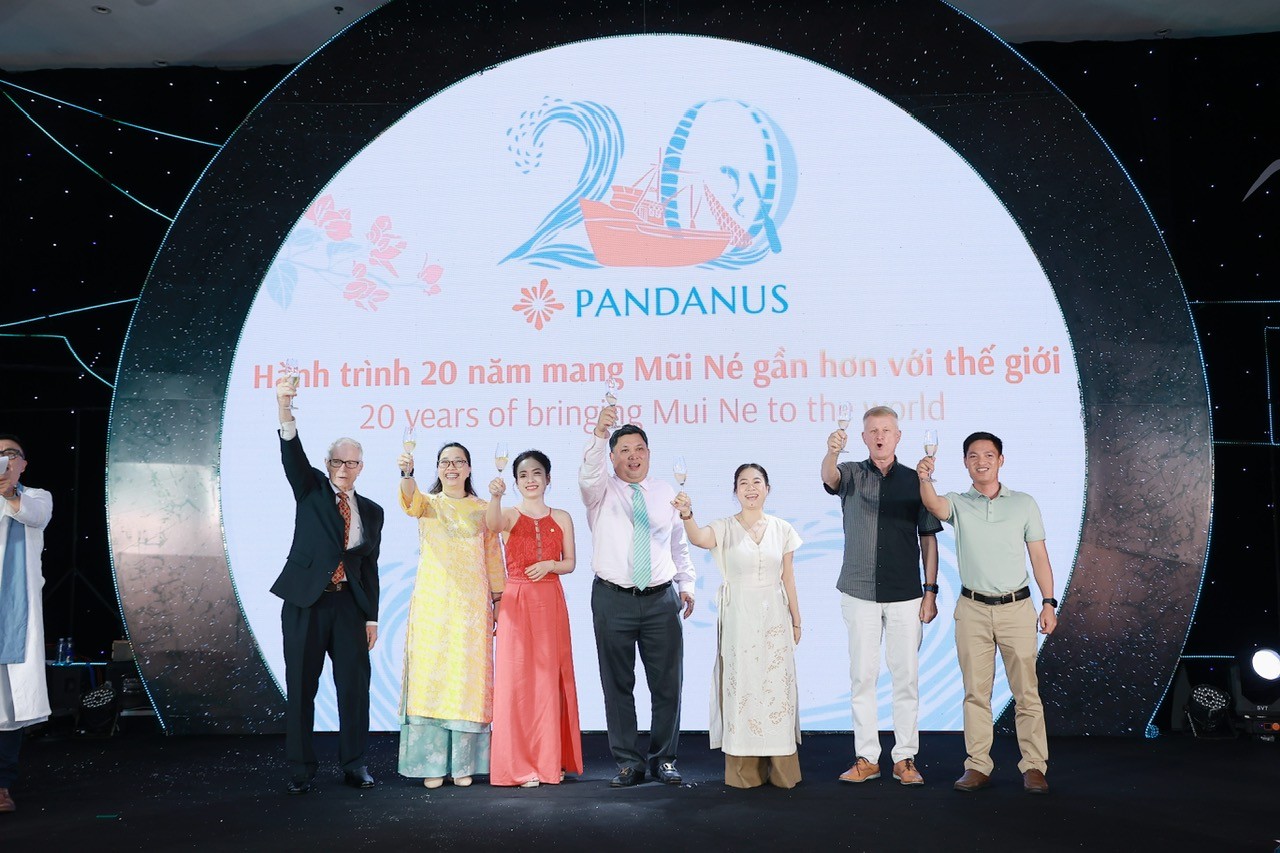 ban-dieu-hanh-cua-pandanus-resort-nang-ly-cung-quy-khach-chuc-mung-ki-niem-hanh-trinh-20-nam-1747097846.jpg