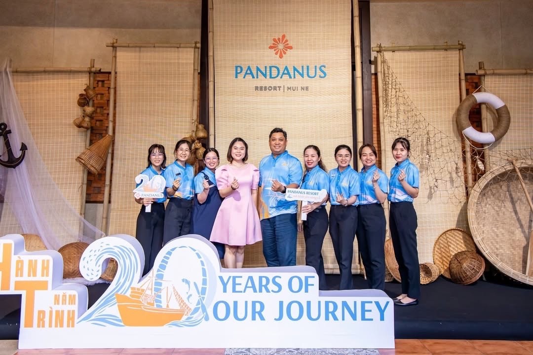 ong-do-thanh-hoa-giua-chup-hinh-cung-doi-ngu-pandanus-resort-1747097846.jpg
