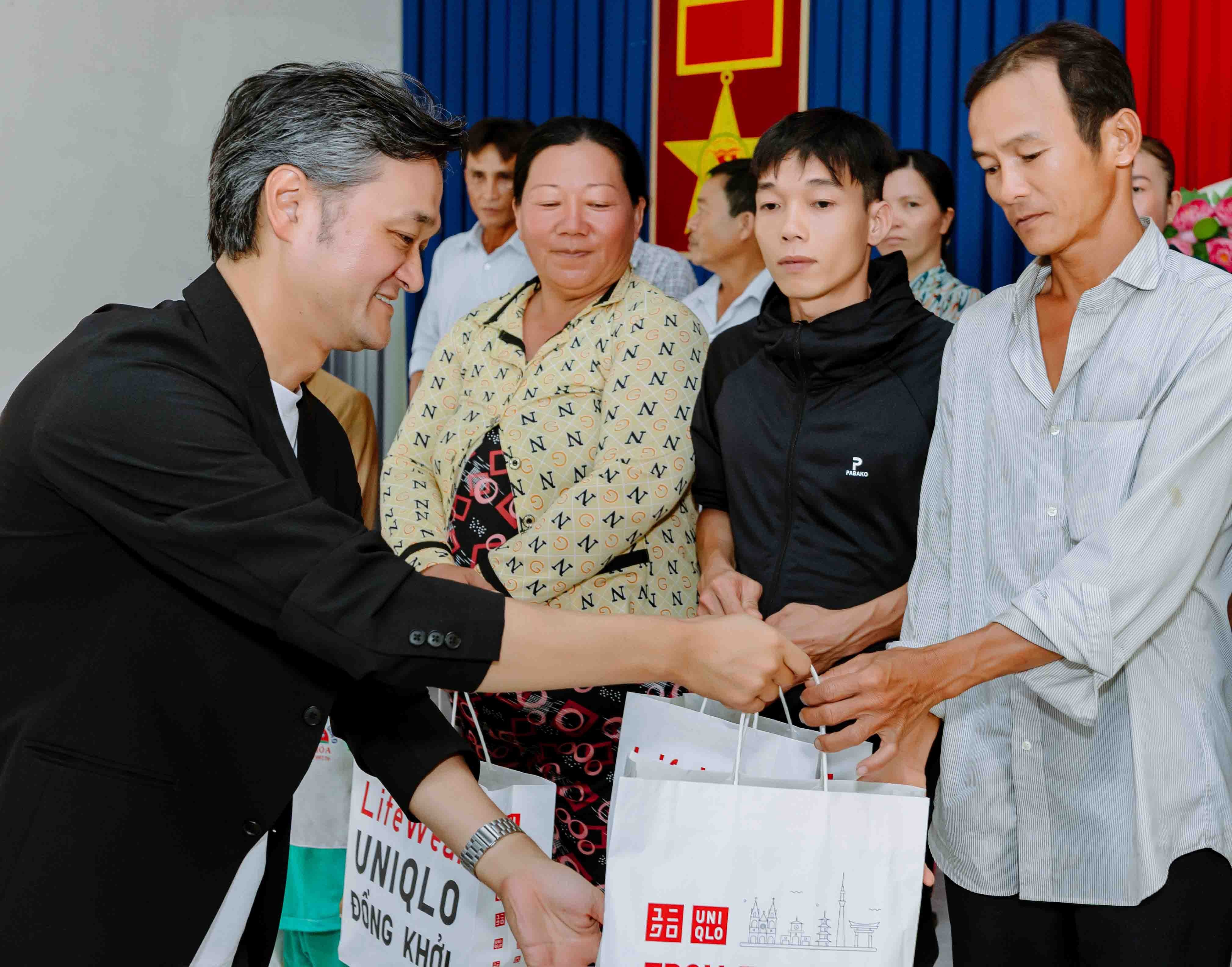 uniqlo-trao-tang-gan-1000-san-pham-quan-ao-thuoc-chuong-trinh-reuniqlo-cho-cac-ho-dan-xa-long-hoa-huyen-chau-thanh-tinh-tra-vinh-1-1747874666.jpg