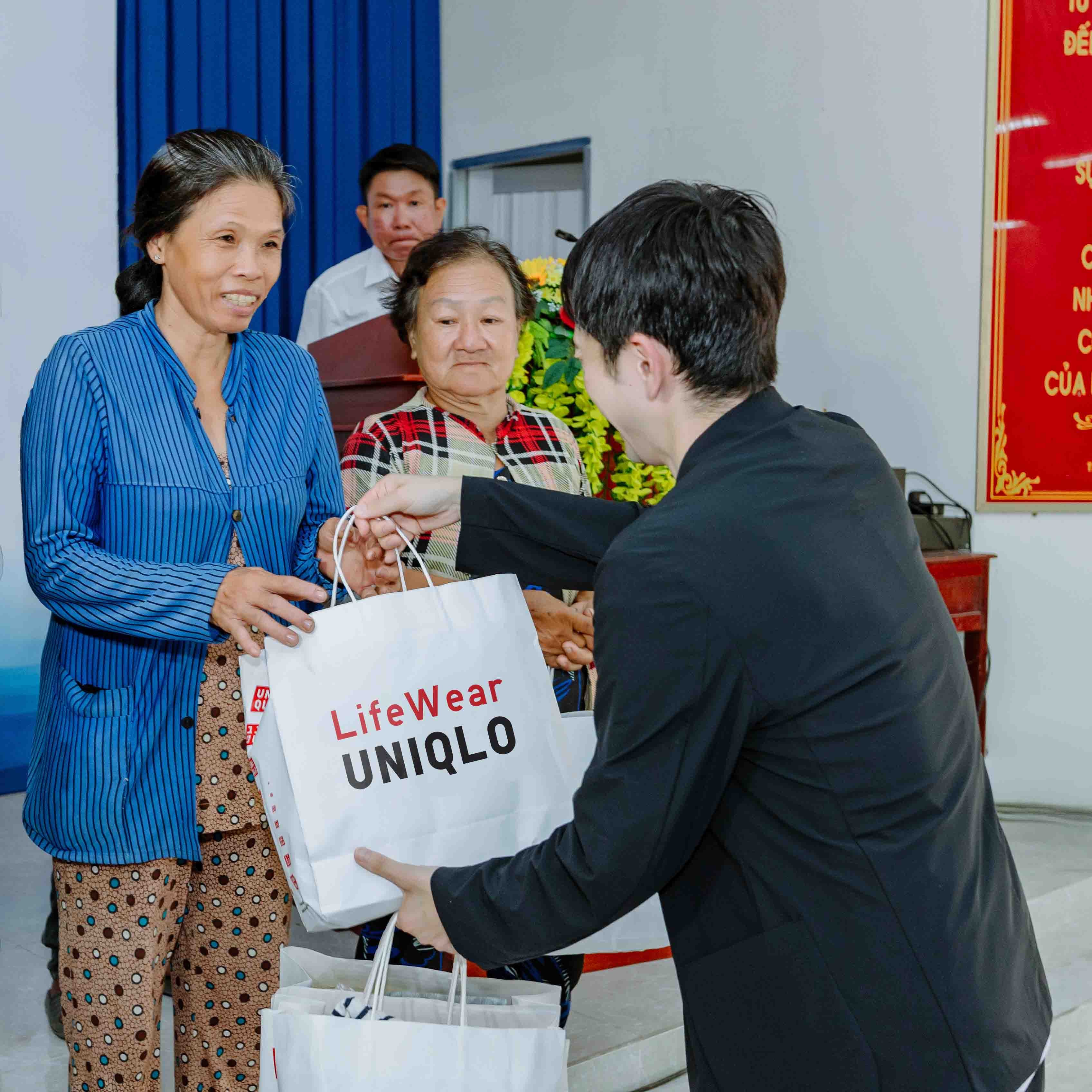 uniqlo-trao-tang-gan-1000-san-pham-quan-ao-thuoc-chuong-trinh-reuniqlo-cho-cac-ho-dan-xa-long-hoa-huyen-chau-thanh-tinh-tra-vinh-1747874666.jpg