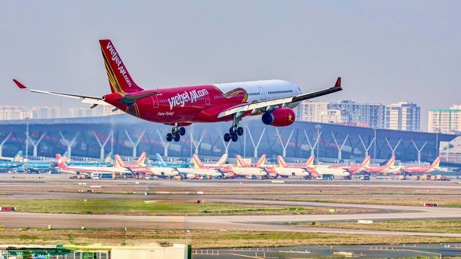 tau-bay-vietjet-1748516999.jpg