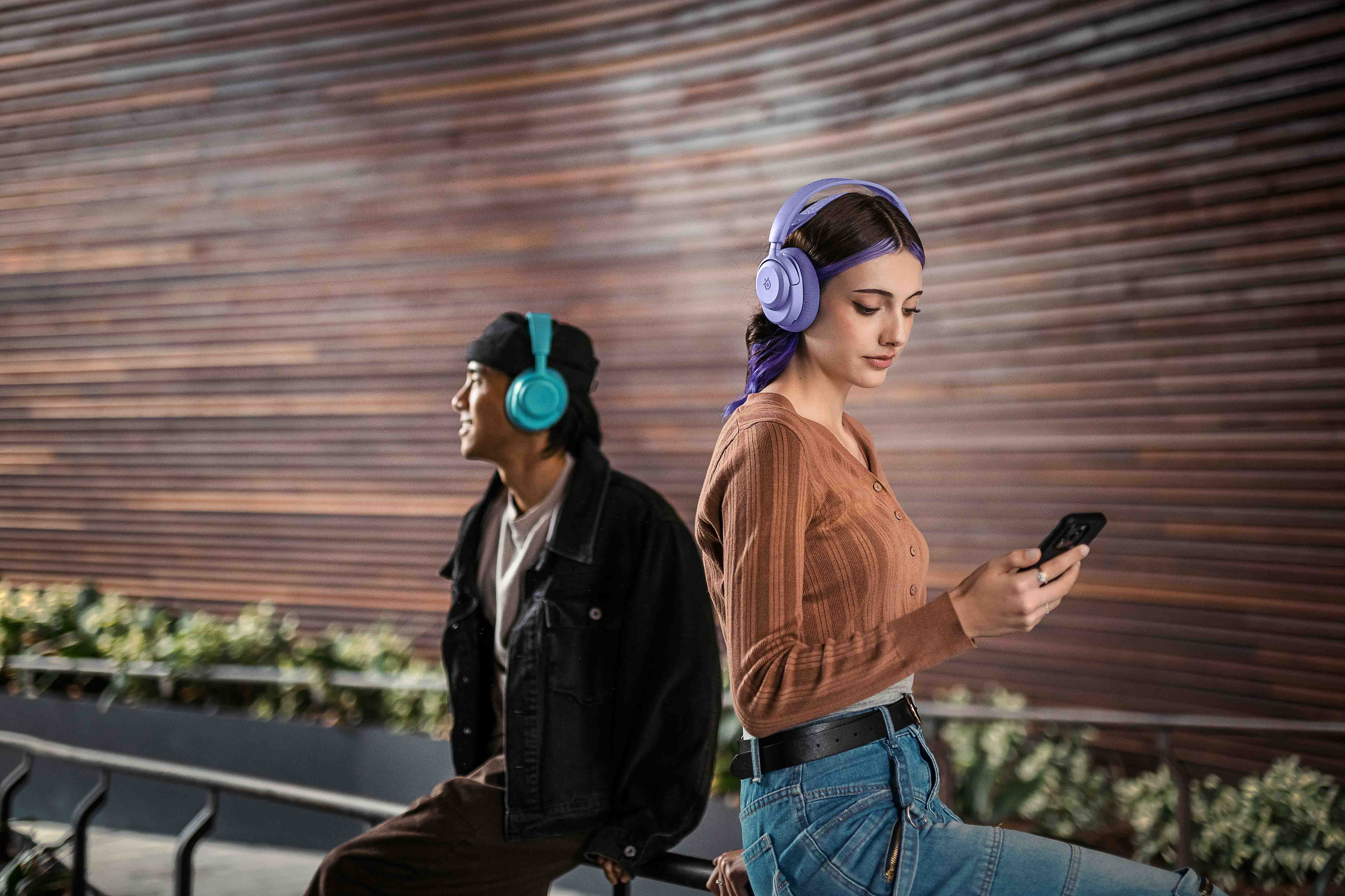arctis-nova-3-wl-lavender-aqua-lifestyle-outdoor-01-1750991062.jpg