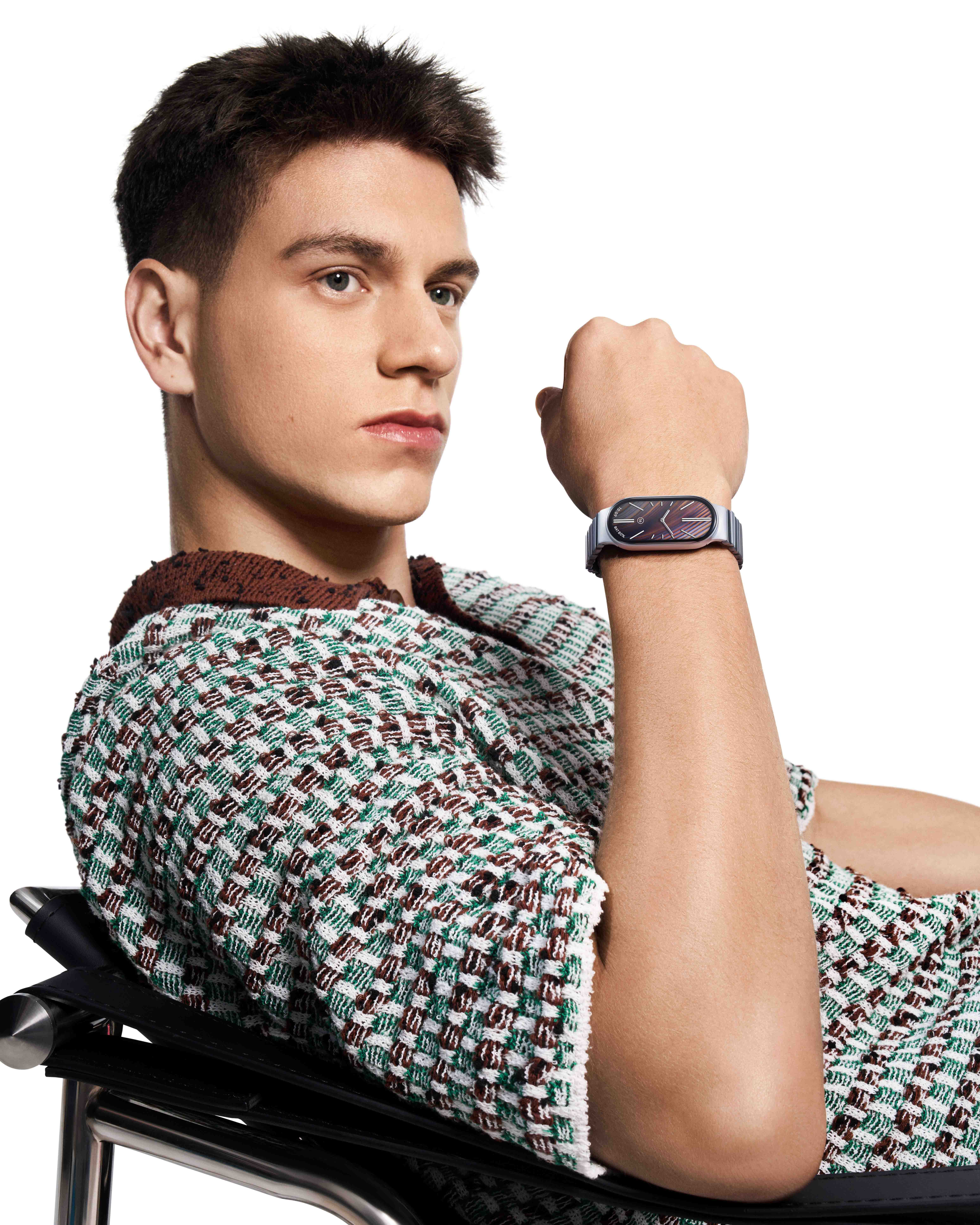xiaomi-smart-band-10-model-angle-1-1751071332.jpg