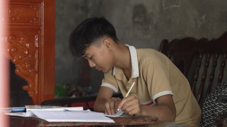 1752641754-h-ng-ph-c-ho-ng-t-n-v-ph-ng-oanh-au-l-ng-c-nh-ng-i-ph-n-v-a-ph-u-thu-t-u-c-ph-i-g-ng-g-nh-khi-ch-ng-qua-i-3-1752648257.jpg