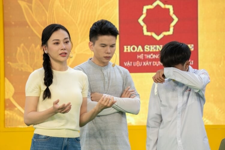 1752642366-h-ng-ph-c-ho-ng-t-n-v-ph-ng-oanh-au-l-ng-c-nh-ng-i-ph-n-v-a-ph-u-thu-t-u-c-ph-i-g-ng-g-nh-khi-ch-ng-qua-i-5-1752648070.jpg