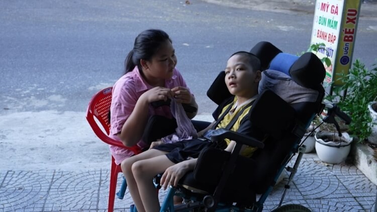 1753255723-i-ngh-a-ma-ran-v-nguy-n-duy-n-qu-nh-nh-i-l-ng-tr-c-c-nh-em-nh-v-a-h-c-v-a-g-ng-g-nh-gia-nh-v-cha-m-b-nh-n-ng-4-1753326778.jpg