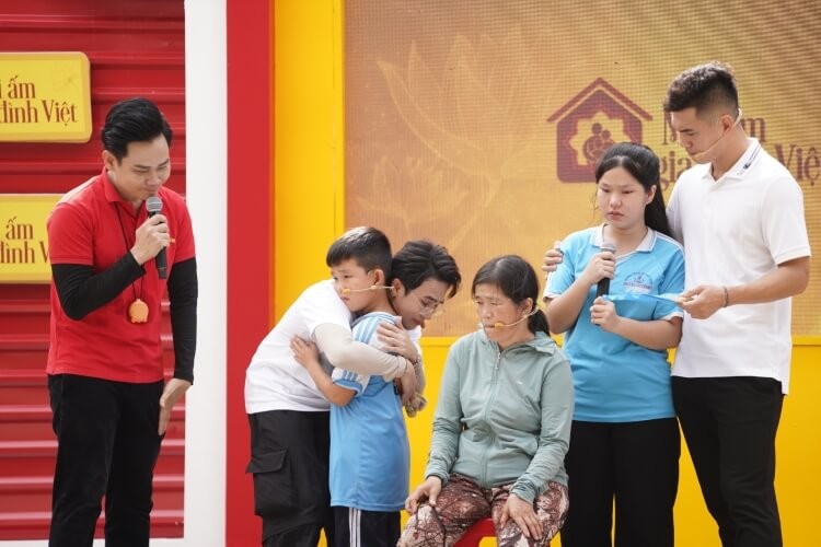 1753927632-hu-nh-l-p-b-t-kh-c-ti-n-linh-l-ng-ng-i-tr-c-c-m-gi-n-d-c-a-nh-ng-em-nh-trong-m-i-m-gia-nh-vi-t-4-1753943425.jpg