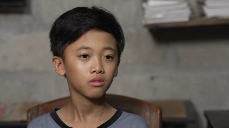 1753927661-hu-nh-l-p-b-t-kh-c-ti-n-linh-l-ng-ng-i-tr-c-c-m-gi-n-d-c-a-nh-ng-em-nh-trong-m-i-m-gia-nh-vi-t-2-1753943425.jpg