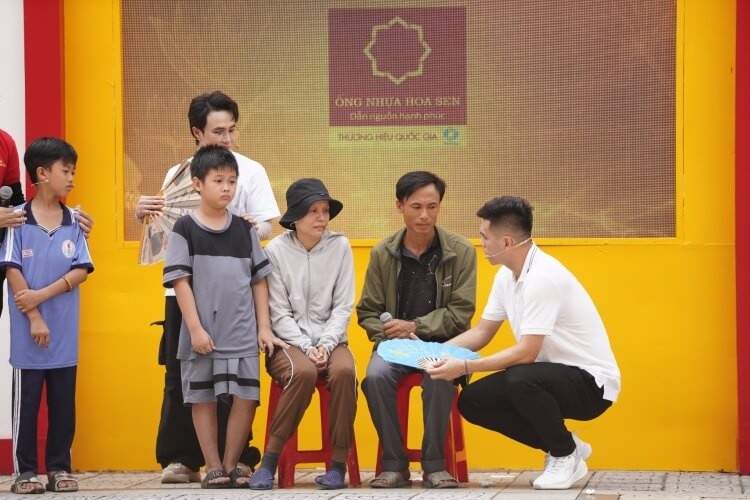 1753927720-hu-nh-l-p-b-t-kh-c-ti-n-linh-l-ng-ng-i-tr-c-c-m-gi-n-d-c-a-nh-ng-em-nh-trong-m-i-m-gia-nh-vi-t-5-1753943425.jpg