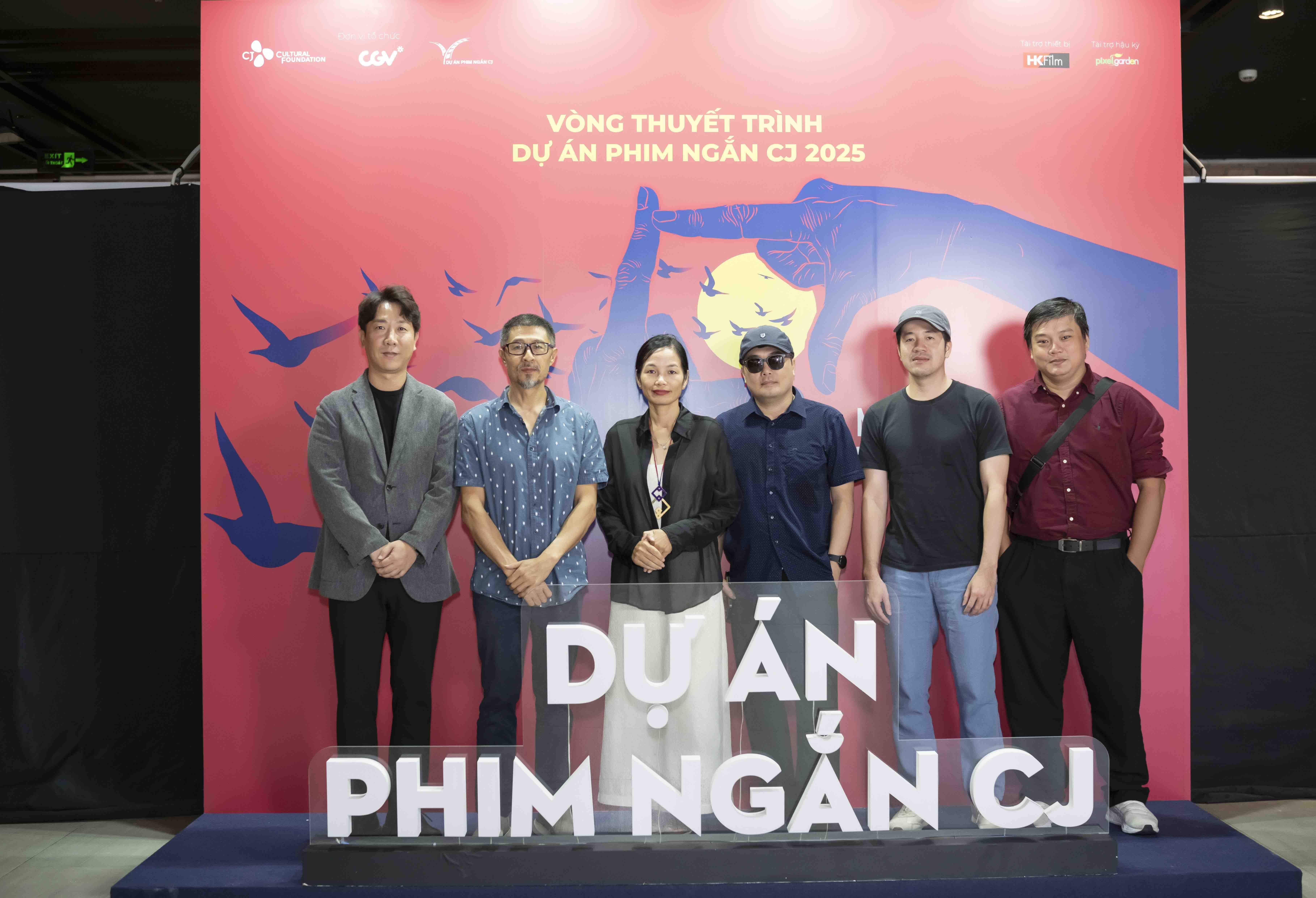 hoi-dong-tham-dinh-cua-du-an-phim-ngan-cj-mua-6-1754638060.jpg