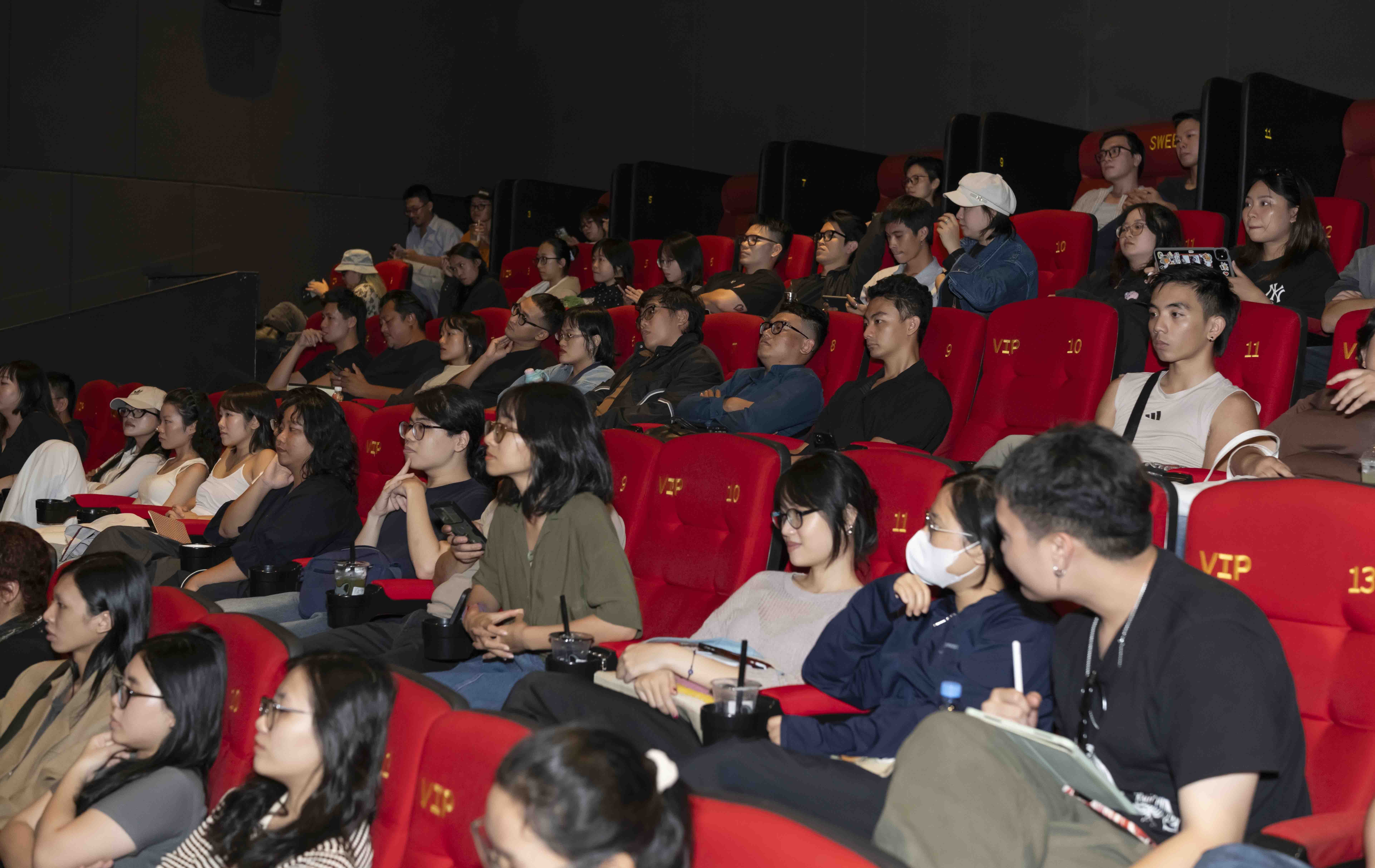 nhieu-ban-tre-hao-hung-theo-doi-phan-thuyet-trinh-du-an-cua-top-12-1754638060.jpg