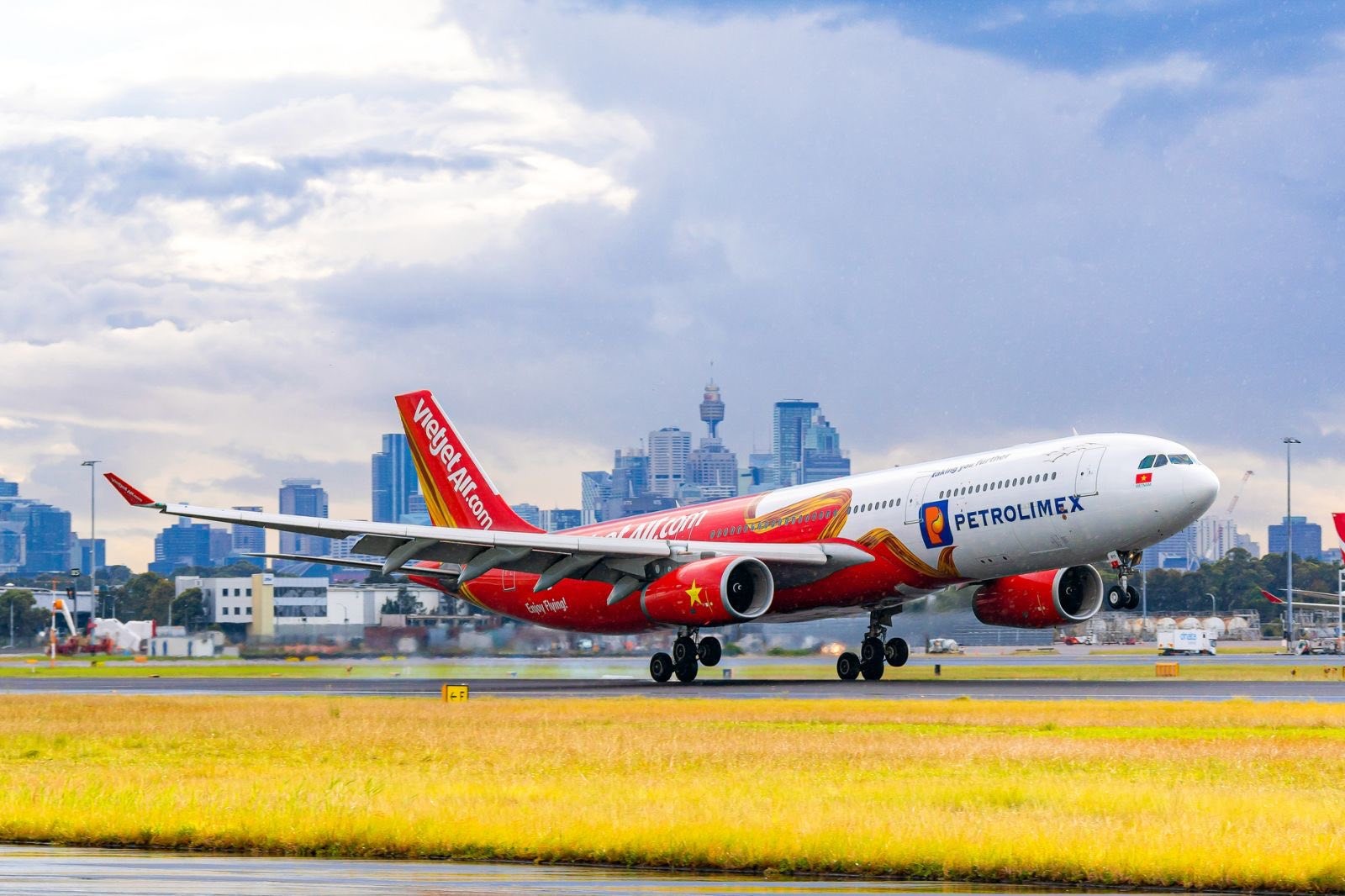 tau-bay-vietjet-2-1755432321.jpg