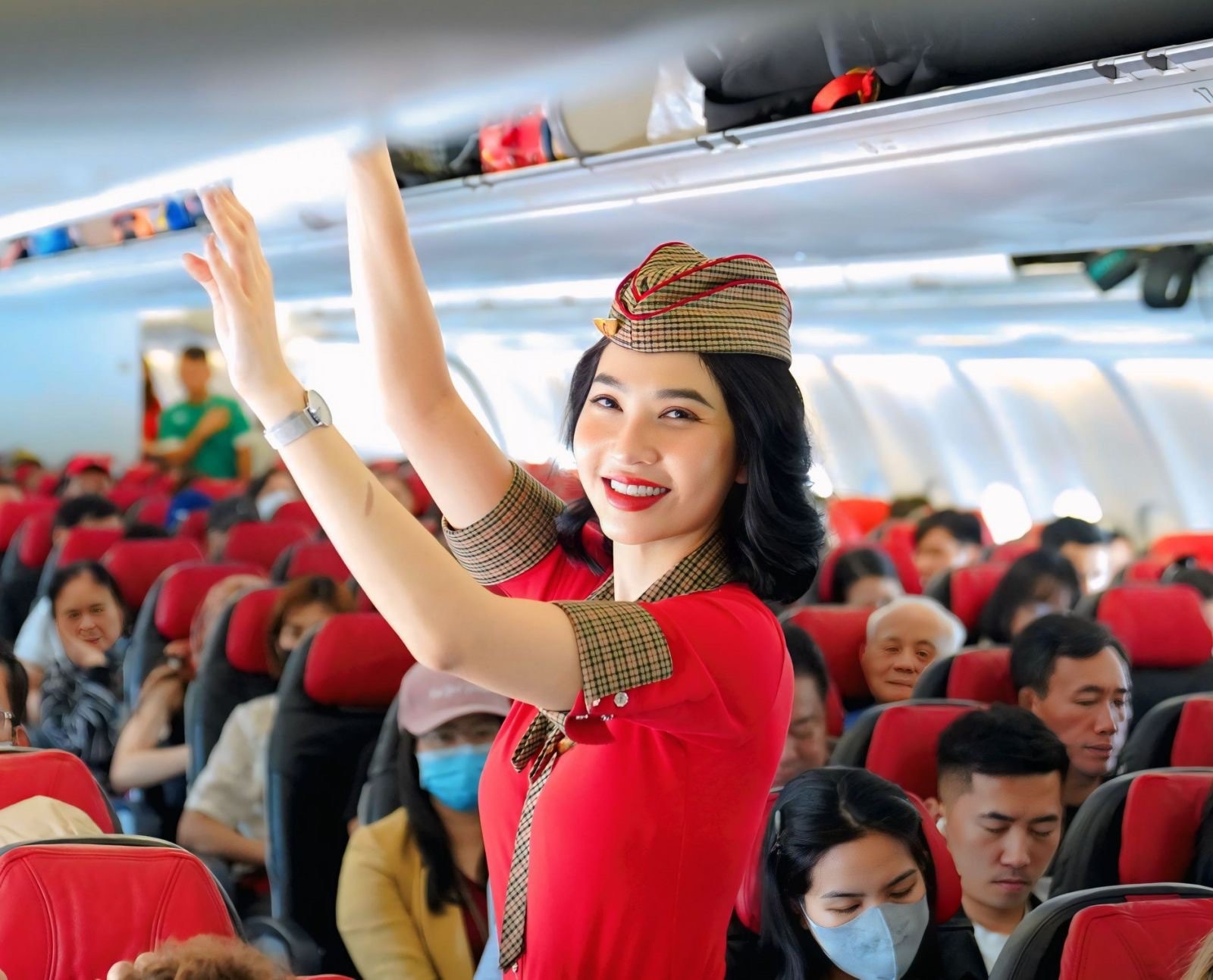 tiep-vien-hang-khong-vietjet-1755432321.jpg