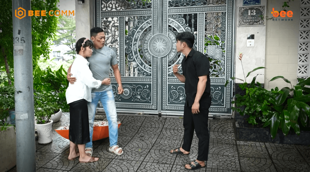 1755318156-l-n-ranh-c-m-x-c-b-c-ng-v-l-i-k-ch-b-c-nam-thanh-ni-n-v-ng-v-ng-lao-l-1-1755480842.png