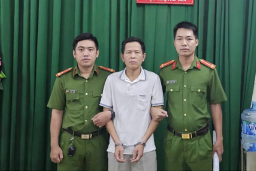giam-doc-chi-nhanh-ngan-hang-o-tp-hcm-bi-bat-vi-lam-lo-bi-mat-cong-tac-2193-6955png-1755832347.jpg