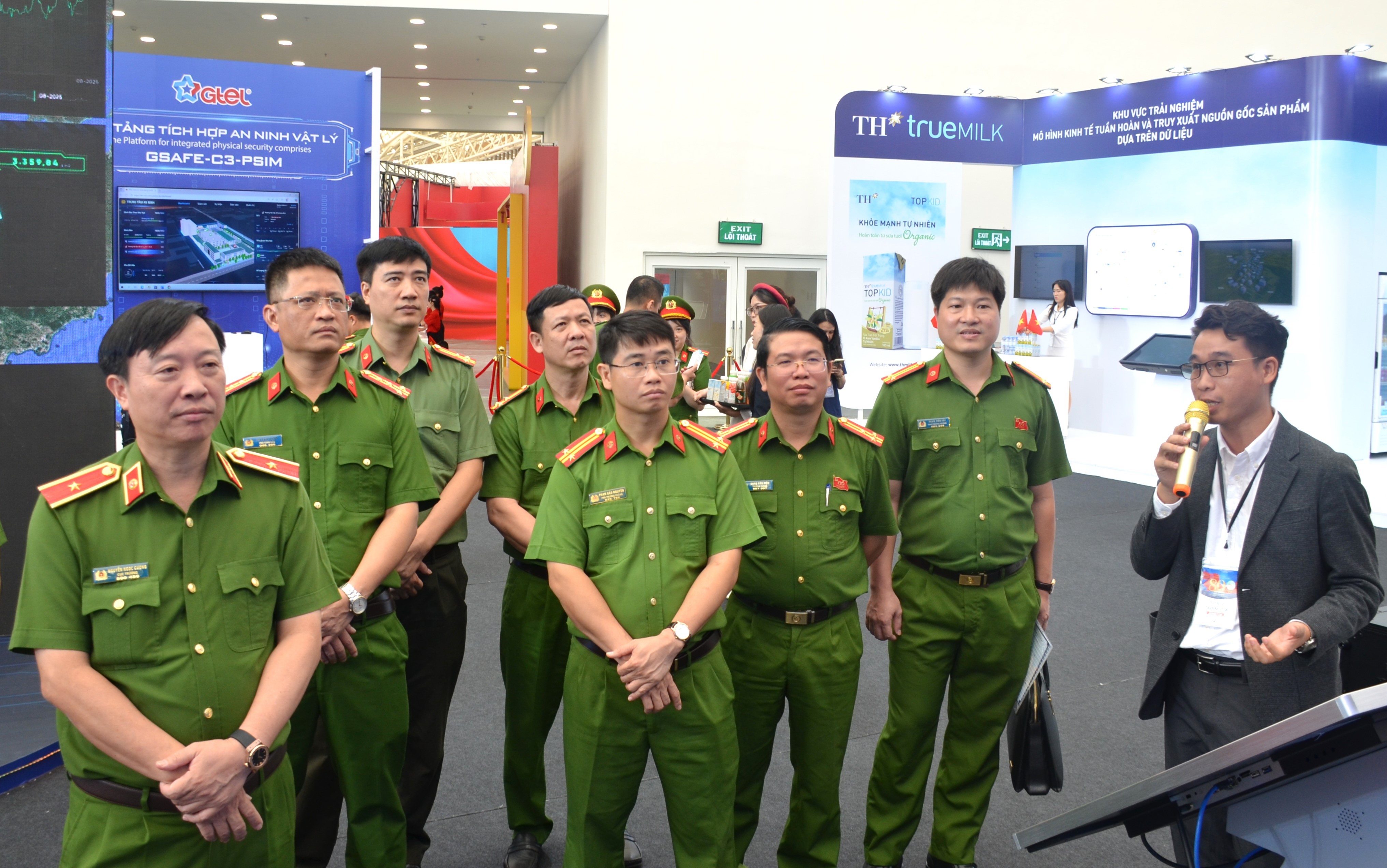 ong-pham-anh-tuan-giam-doc-phan-tich-du-lieu-veron-cong-ty-cong-nghe-truc-thuoc-tap-doan-nguyen-hoang-gioi-thieu-cac-giai-phap-toi-thieu-tuong-nguyen-ngoc-cuong-giam-doc-trung-tam-1756474694.JPG