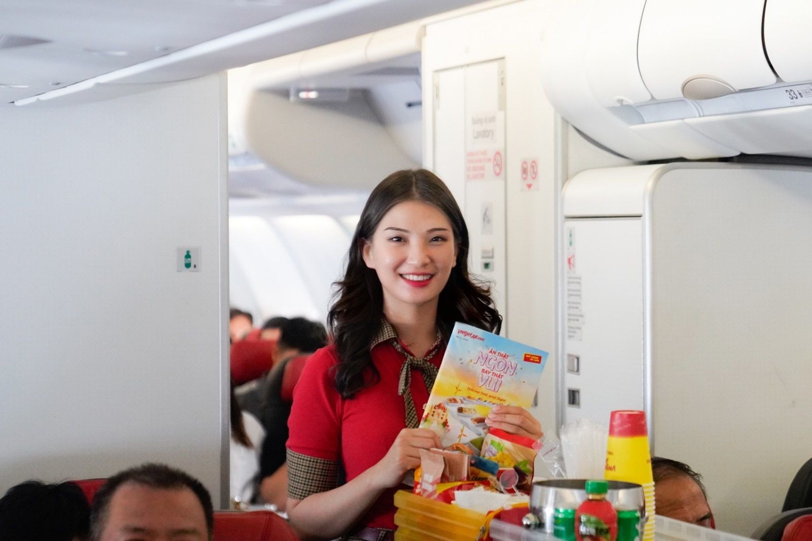 tiep-vien-hang-khong-vietjet-1756469801.jpg