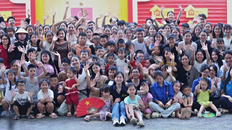 1757563454-m-i-m-gia-nh-vi-t-ghi-h-nh-t-i-an-giang-n-i-d-i-h-nh-tr-nh-s-chia-c-ng-tr-em-ngh-o-1757575859.jpg