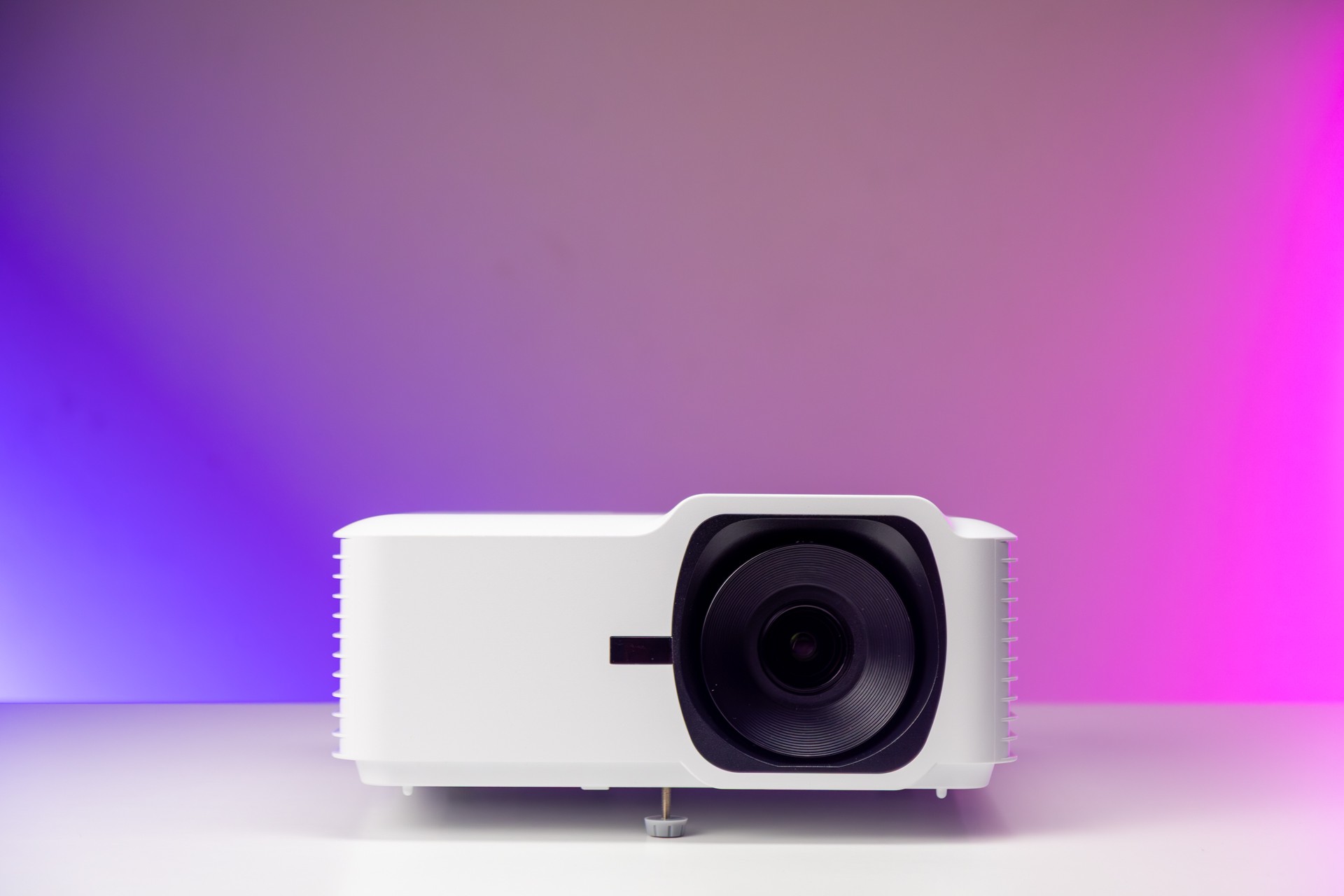 viewsonic-lsd400w-scenario-1-2-1758244277.jpg