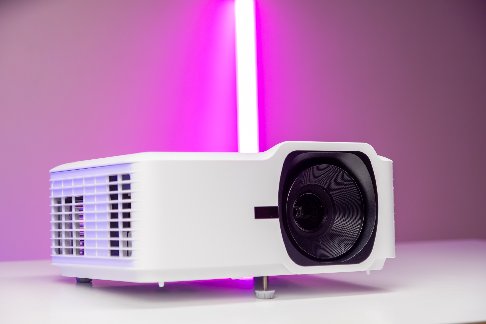 viewsonic-lsd400w-scenario-1-6-1758244277.jpg