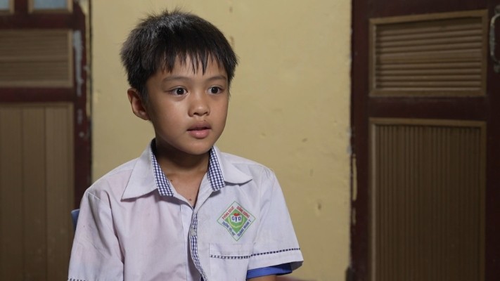 1758622406-i-ngh-a-quang-h-v-ng-nh-qu-nh-n-ng-l-ng-tr-c-c-nh-ng-i-ph-n-khuy-t-t-t-g-ng-g-nh-nu-i-2-con-sau-khi-ch-ng-m-t-7-1758674502.jpg