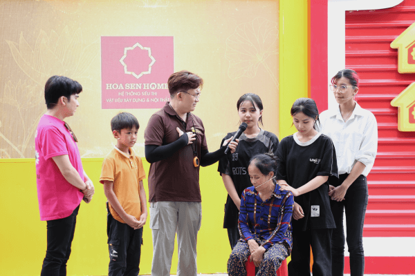 1758622429-i-ngh-a-quang-h-v-ng-nh-qu-nh-n-ng-l-ng-tr-c-c-nh-ng-i-ph-n-khuy-t-t-t-g-ng-g-nh-nu-i-2-con-sau-khi-ch-ng-m-t-1-1758674502.png