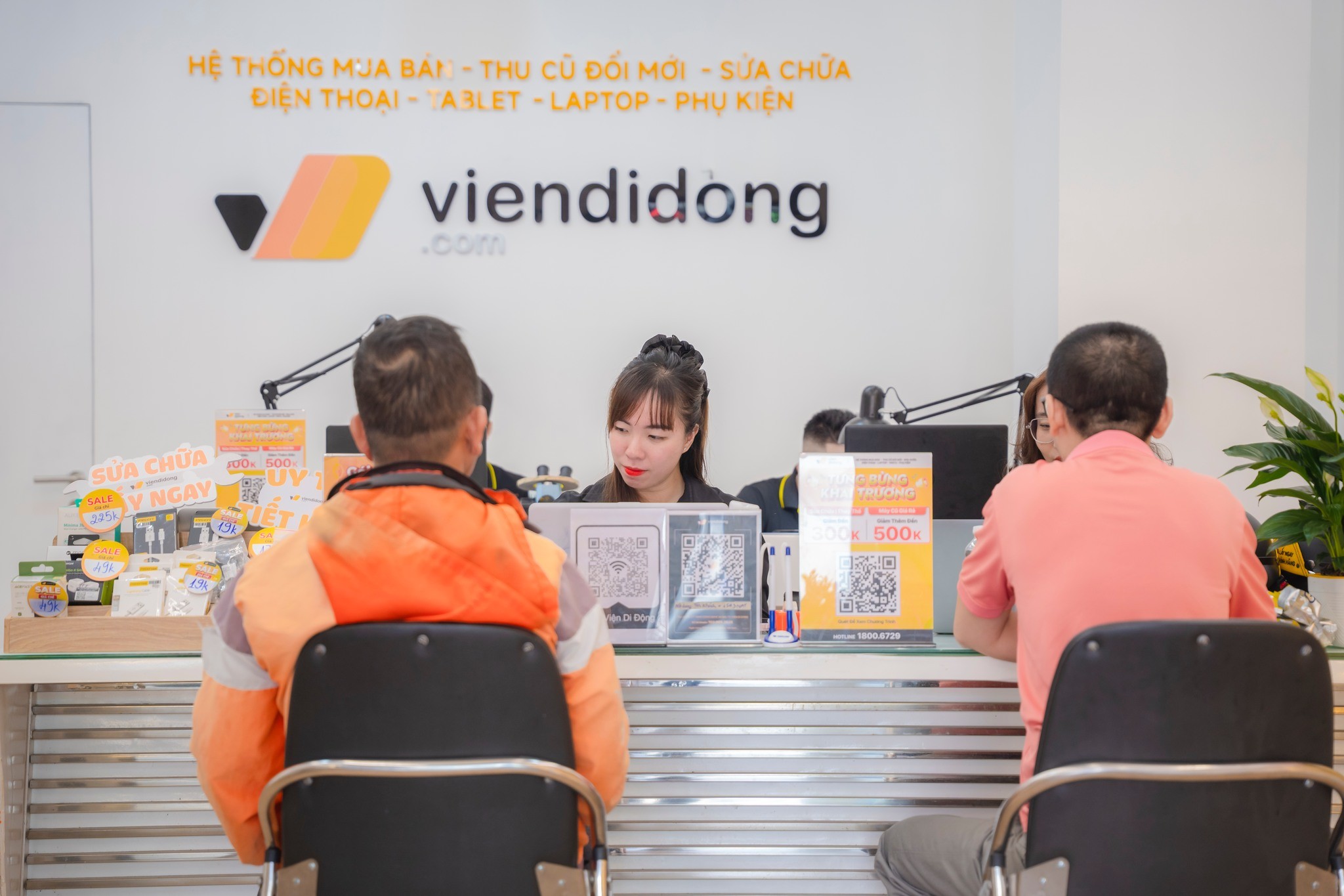 vien-di-dong-khach-hang-mua-iphone-cu-1758762960.jpg