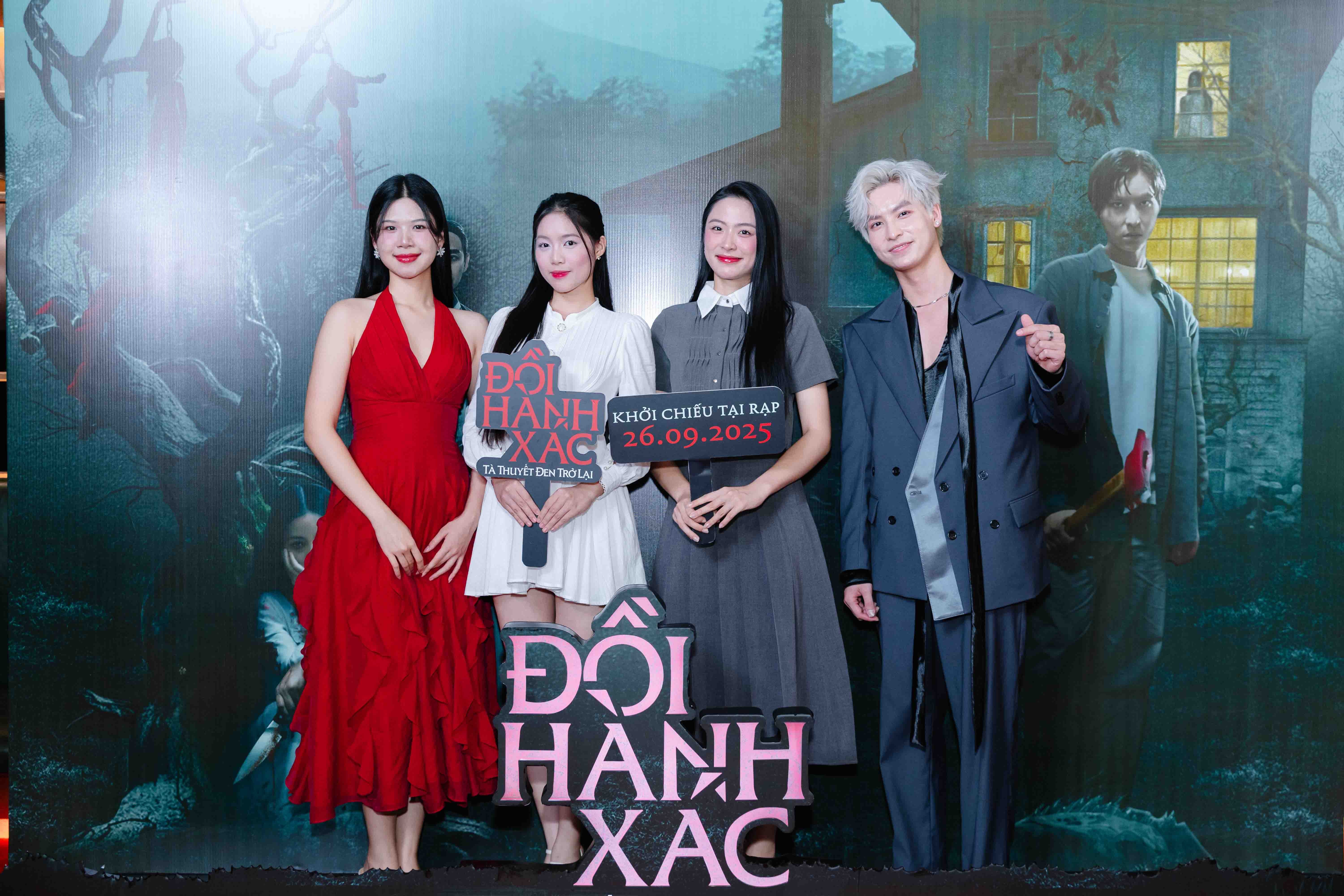 xuan-thang-hanh-phuc-khi-duoc-a-hau-1-ngoc-anh-vay-trang-a-hau-2-van-nhi-thu-ba-tu-trai-sang-cua-hhvn-2024-khanh-linh-vay-do-a-khoi-2-cua-hoa-khoi-ao-dai-viet-nam-2024-den-chuc-mung-1758773077.jpg