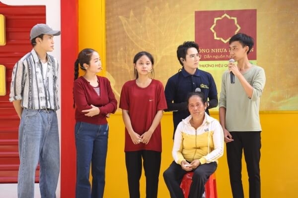 1759992289-c-thanh-v-n-hu-nh-l-p-v-ti-u-minh-ph-ng-r-i-n-c-m-t-tr-c-ngh-l-c-c-c-em-nh-m-c-i-3-1759993071.jpg