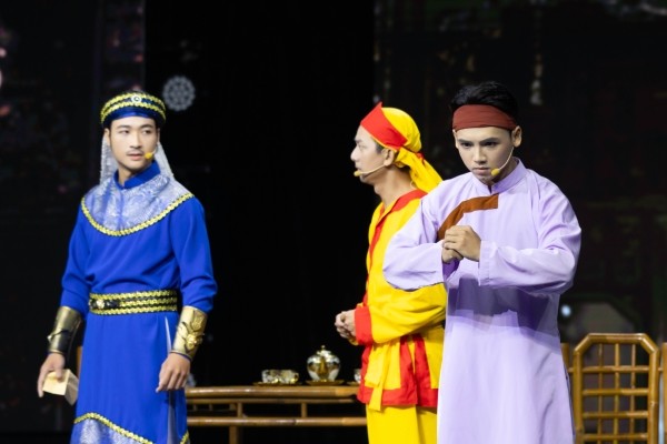 1760410271-chinh-ph-c-am-m-t-p-5-ns-t-h-nh-th-y-nh-n-x-t-th-sinh-b-n-c-th-h-c-h-i-nh-ng-ng-sao-ch-p-4-1760490059.jpg