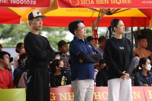 1760596806-hoa-h-u-ph-ng-linh-v-rapper-wean-x-c-ng-tr-c-ngh-l-c-c-a-hai-em-nh-trong-m-i-m-gia-nh-vi-t-6-1760600737.jpg