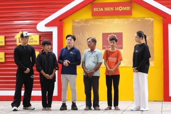 1760596869-hoa-h-u-ph-ng-linh-v-rapper-wean-x-c-ng-tr-c-ngh-l-c-c-a-hai-em-nh-trong-m-i-m-gia-nh-vi-t-1-1760600737.jpg