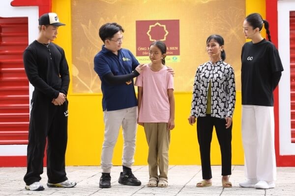 1760596885-hoa-h-u-ph-ng-linh-v-rapper-wean-x-c-ng-tr-c-ngh-l-c-c-a-hai-em-nh-trong-m-i-m-gia-nh-vi-t-4-1760600737.jpg