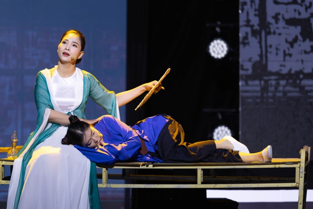 1760965941-chinh-ph-c-am-m-t-p-6-nsnd-kim-xu-n-nh-c-nh-th-sinh-3-1761037623.jpg