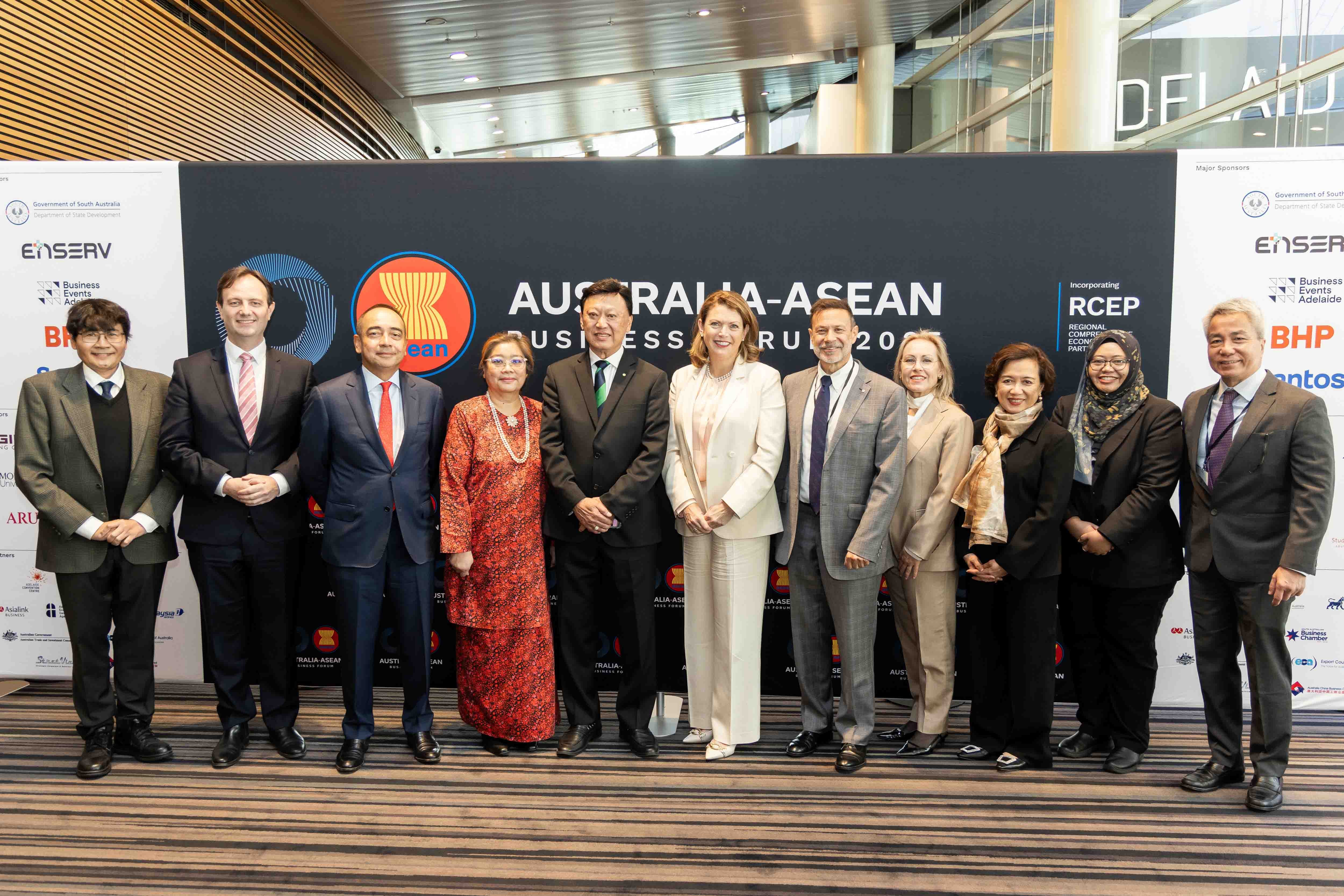 hoc-bong-vice-chancellors-asean-awards-duoc-monash-cong-bo-tai-dien-dan-doanh-nghiep-australia-asean-2025-dien-ra-vao-thang-8-2025-1765337433.jpg