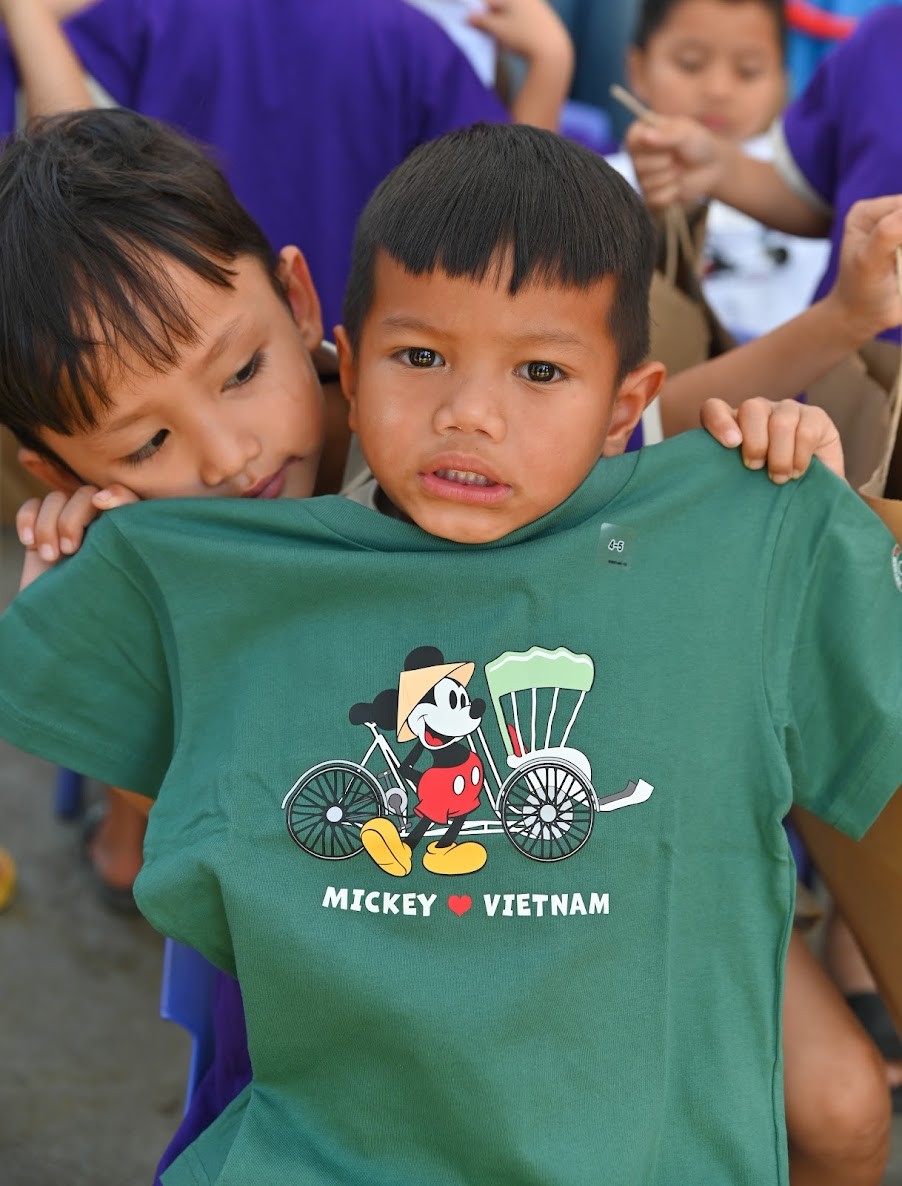 cac-em-nho-thich-thu-voi-mon-qua-tang-la-chiec-ao-thun-ut-mickey-in-vietnam-1773982230.jpg