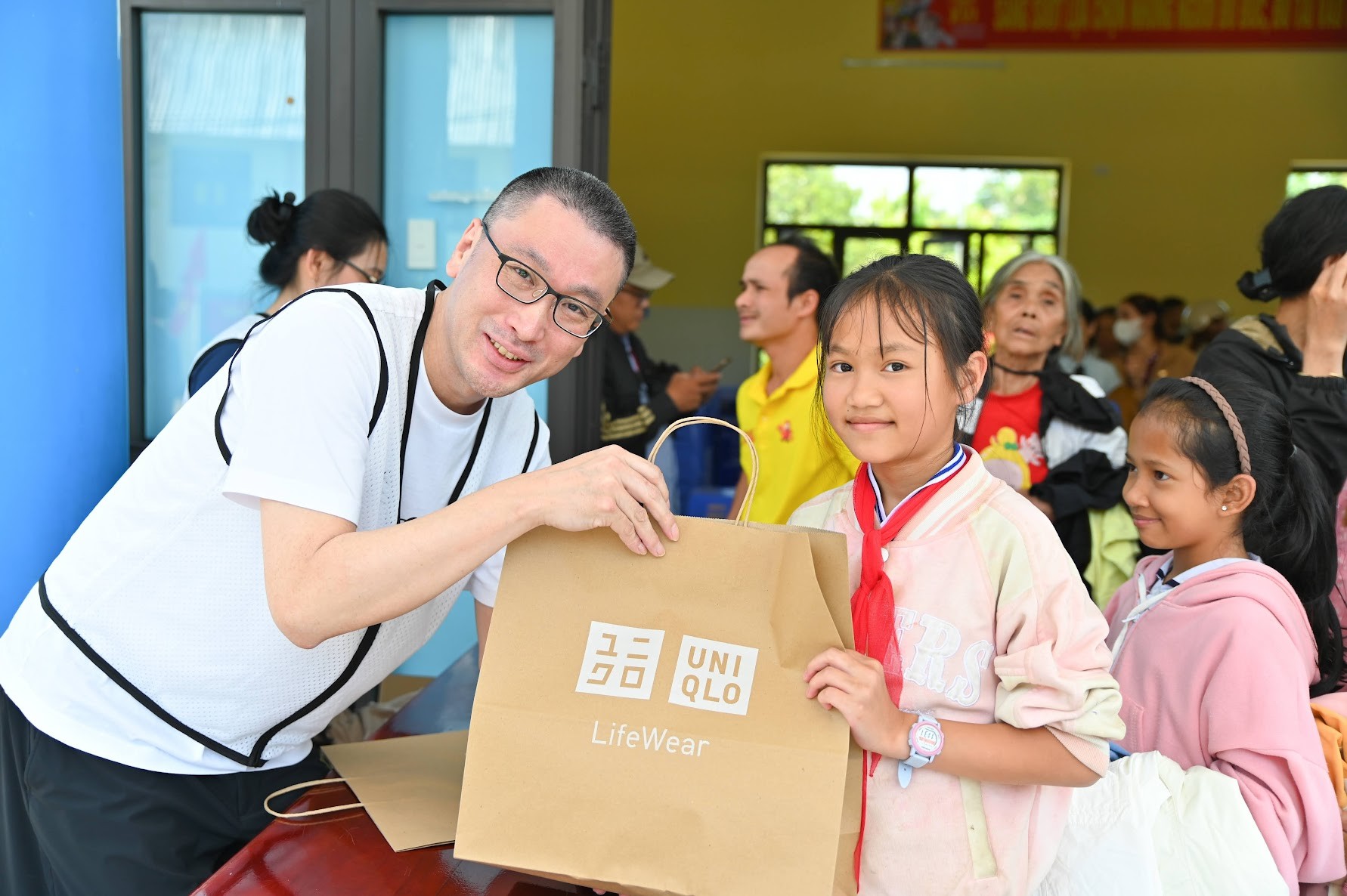 dong-thoi-uniqlo-cung-to-chuc-trao-tang-3000-trang-phuc-reuniqlo-den-cac-gia-dinh-co-hoan-canh-kho-khan-tai-xa-phuoc-chanh-thanh-pho-da-nang-2-1773982230.jpg